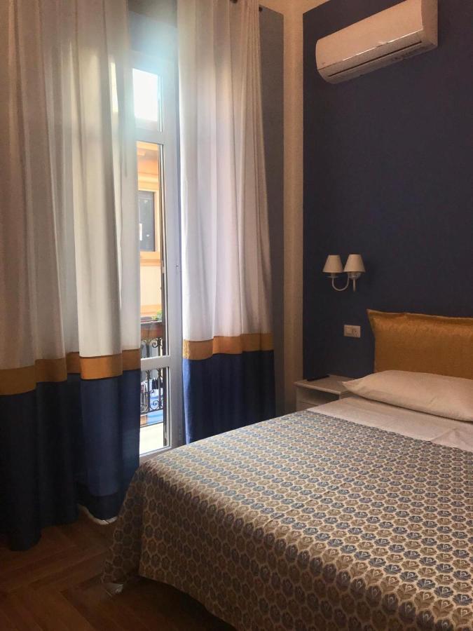 B&B I Due Teatri Napoli Bagian luar foto
