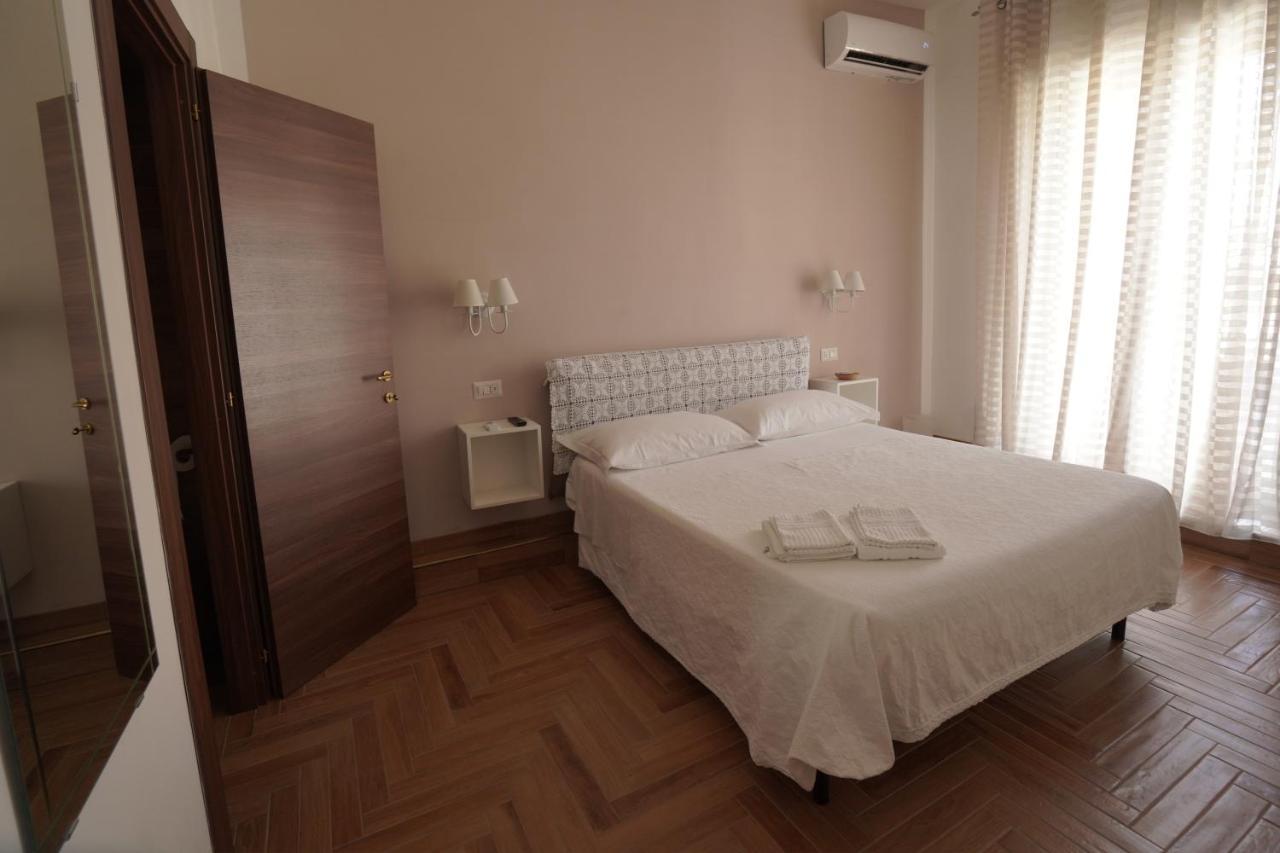 B&B I Due Teatri Napoli Bagian luar foto
