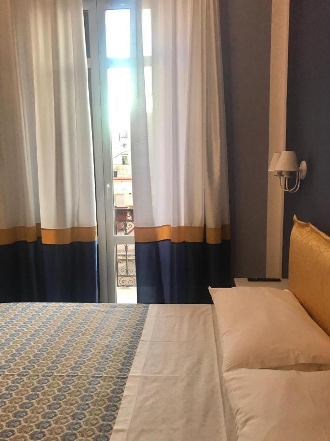 B&B I Due Teatri Napoli Bagian luar foto