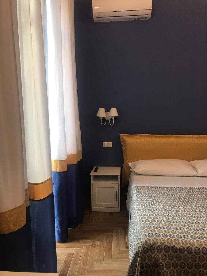 B&B I Due Teatri Napoli Bagian luar foto