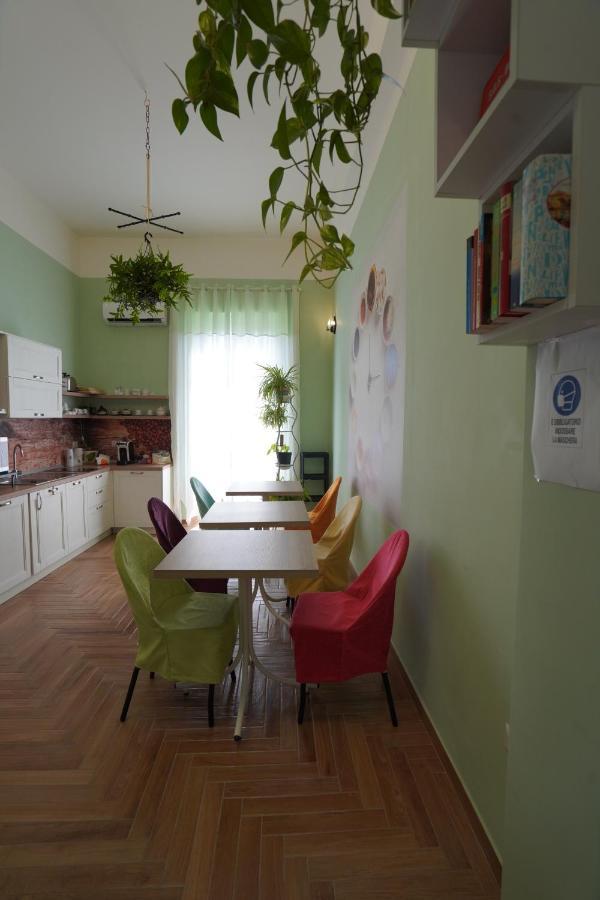 B&B I Due Teatri Napoli Bagian luar foto