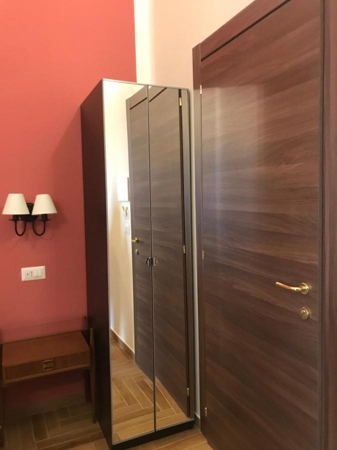 B&B I Due Teatri Napoli Bagian luar foto