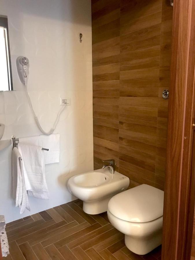 B&B I Due Teatri Napoli Bagian luar foto