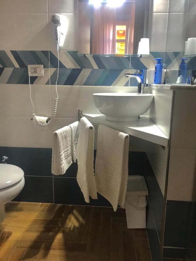 B&B I Due Teatri Napoli Bagian luar foto