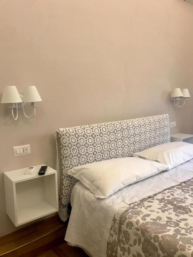 B&B I Due Teatri Napoli Bagian luar foto
