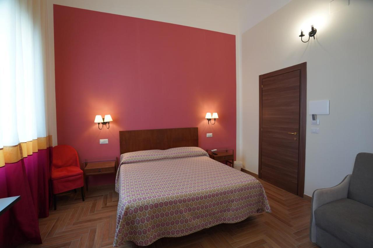 B&B I Due Teatri Napoli Bagian luar foto